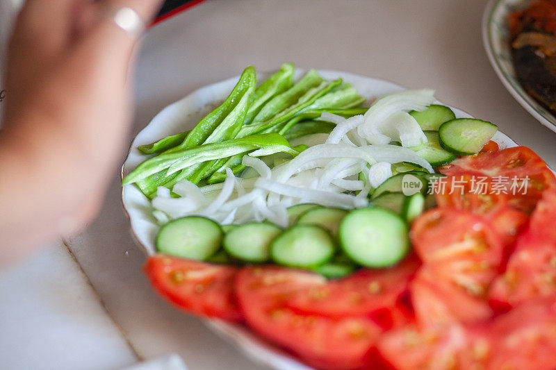 The making of a Mediterranean salad; "Then G U ş"